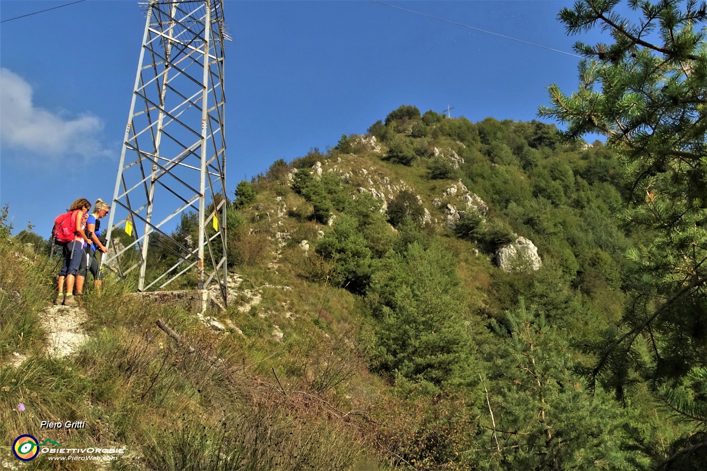 27 Nella parte finale dopo il traliccio il sentiero si inerpica verso la cima.JPG